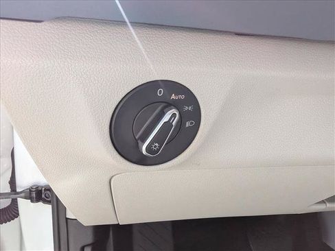 Certified 2025 Volkswagen Jetta SE w/ Sunroof Package FWD image 27