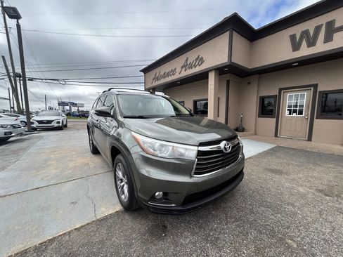 Used 2015 Toyota Highlander XLE image 2