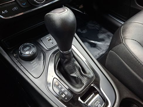 Used 2019 Jeep Cherokee Limited image 14