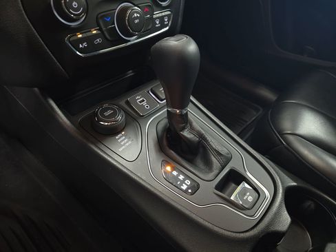 Used 2021 Jeep Cherokee Latitude Plus AWD/4WD image 24