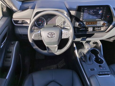 Used 2022 Toyota Highlander XLE image 18
