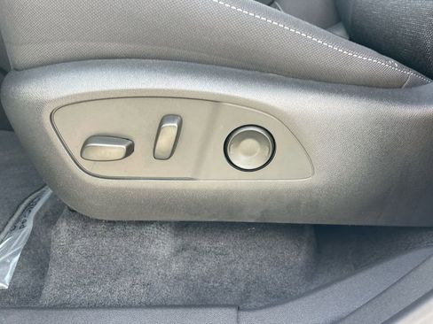 Used 2025 Chevrolet Traverse LT w/ Driver Confidence Package image 10