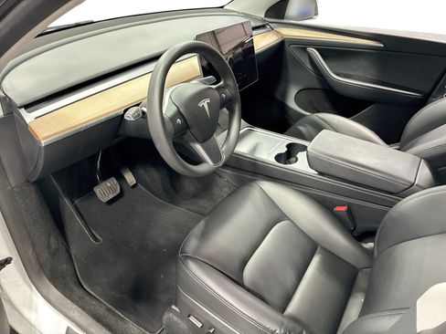 Certified 2023 Tesla Model Y AWD image 9