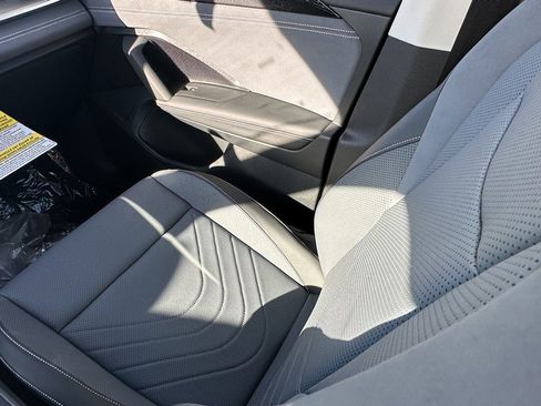 New 2025 Volkswagen Tiguan SE image 14