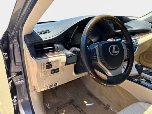 Used 2013 Lexus ES 350 w/ Luxury Pkg FWD image 18