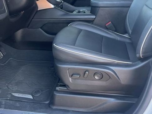 Used 2023 GMC Yukon XL SLT w/ SLT Premium Package image 11