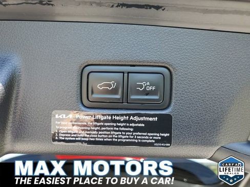Used 2024 Kia Carnival EX FWD image 8
