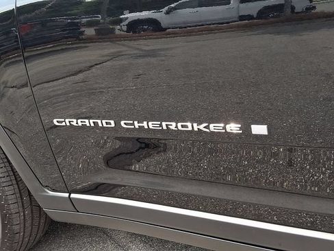 Used 2023 Jeep Grand Cherokee Limited AWD/4WD image 31