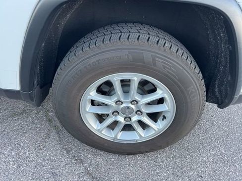 Used 2019 Jeep Grand Cherokee Laredo w/ Security & Convenience Group image 11