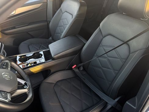 Used 2025 Volkswagen Atlas Cross Sport SE image 35