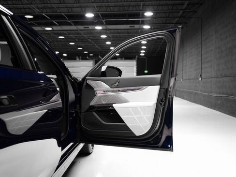 Used 2023 BMW i7 xDrive60 image 59