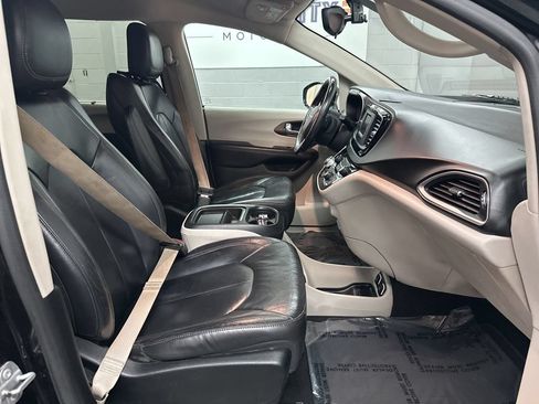 Used 2017 Chrysler Pacifica Touring-L FWD image 19