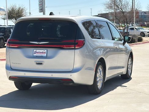 Used 2024 Chrysler Pacifica Touring-L FWD image 7