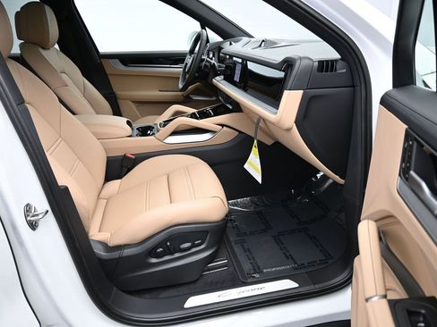 Certified 2026 Porsche Cayenne E-Hybrid image 32