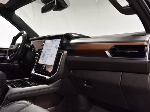 Used 2025 GMC Yukon Denali w/ Sun & Power Step Package image 31