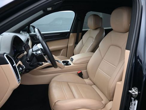 Used 2022 Porsche Cayenne Coupe w/ Premium Package image 5