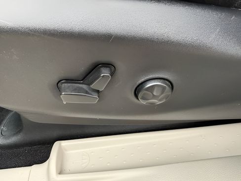 Used 2024 Chrysler Pacifica Touring-L FWD image 21