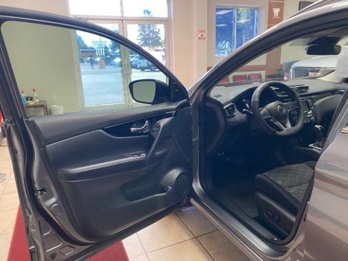 Used 2021 Nissan Rogue Sport SV FWD image 5
