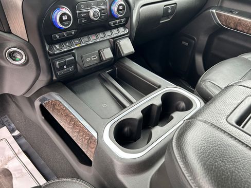 Used 2022 GMC Sierra 3500 Denali w/ Denali Ultimate Package image 18