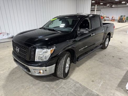 Used 2019 Nissan Titan SV image 34