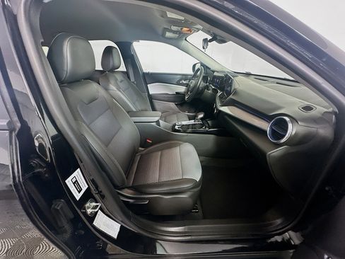 Used 2025 Chevrolet Trax LT w/ LT Convenience Package image 31