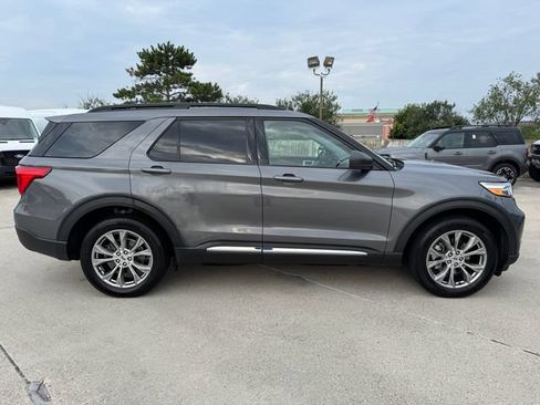 Used 2022 Ford Explorer XLT w/ Equipment Group 202A AWD/4WD image 4