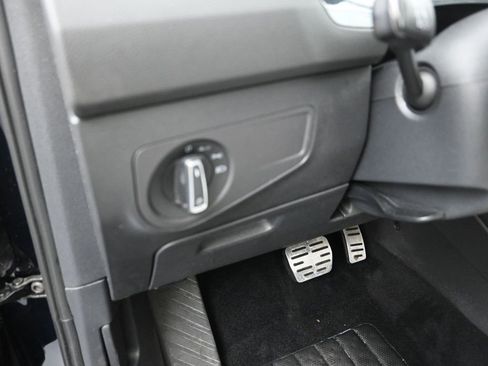 Used 2021 Volkswagen Tiguan SE image 12