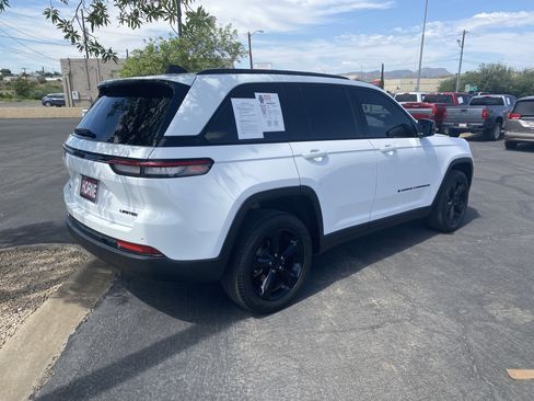 Used 2023 Jeep Grand Cherokee Limited w/ Black Appearance Package AWD/4WD image 4