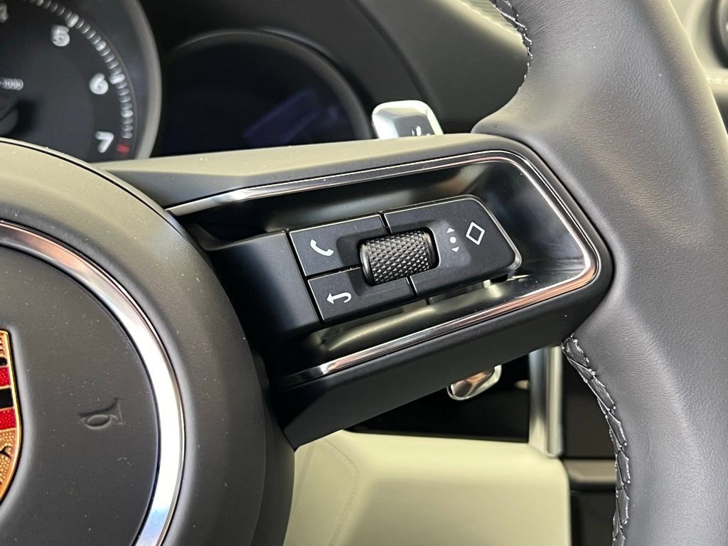 Used 2026 Porsche Macan AWD/4WD image 9