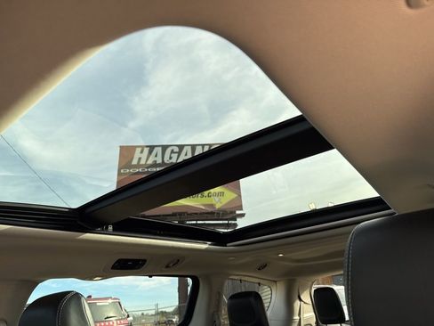 Certified 2023 Chrysler Pacifica Limited image 10