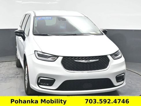 Used 2024 Chrysler Pacifica Touring-L image 2