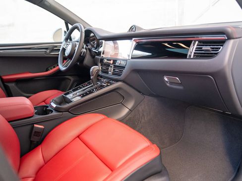Certified 2025 Porsche Macan AWD/4WD image 22