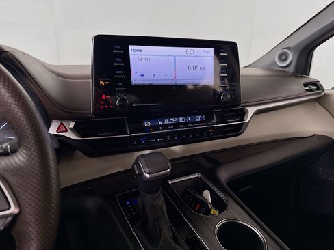 Certified 2023 Toyota Sienna Platinum image 16