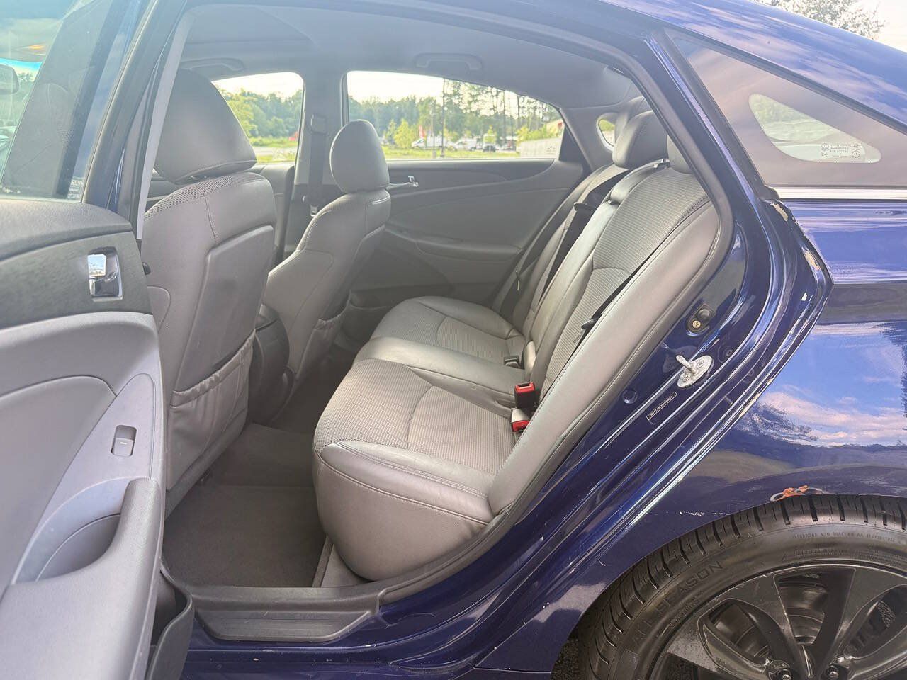 Used 2011 Hyundai Sonata SE w/ Navigation & Sunroof Pkg 4 FWD image 12