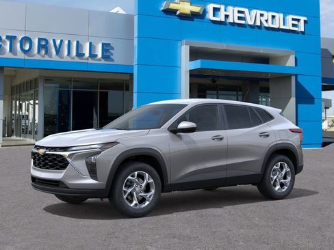New 2026 Chevrolet Trax LS w/ LS Convenience Package FWD image 2