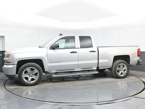 Used 2019 Chevrolet Silverado 1500 Custom w/ Custom Convenience Package RWD image 11