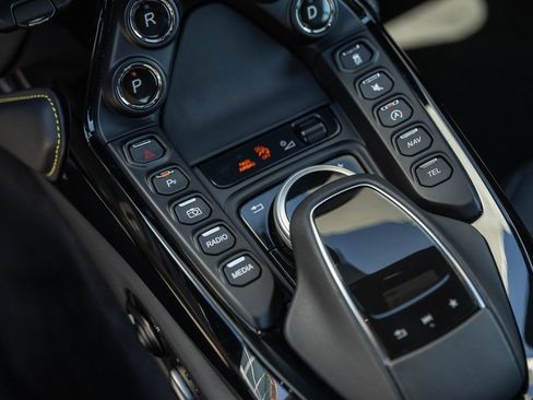 Used 2023 Aston Martin V8 Vantage Coupe RWD image 31