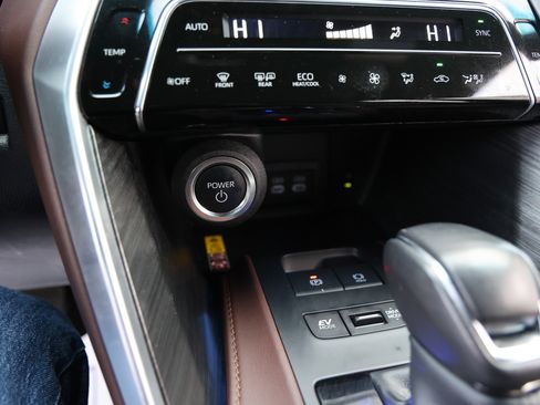 Certified 2024 Toyota Venza XLE image 24