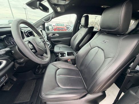 Used 2024 Chrysler Pacifica Touring-L w/ Uconnect Theater Family Group image 8
