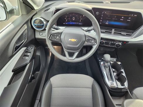 Used 2025 Chevrolet Trax LT image 14