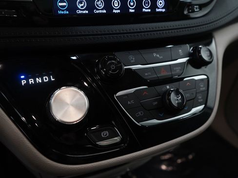 Used 2020 Chrysler Pacifica Limited w/ 8-pass Seating Package image 20