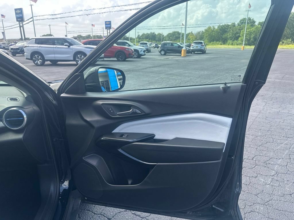 Used 2025 Chevrolet Trax LT FWD image 18
