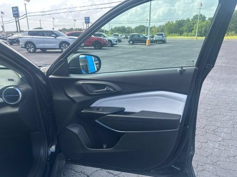 Used 2025 Chevrolet Trax LT FWD image 18
