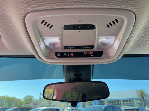 Used 2020 Chevrolet Traverse LT image 28