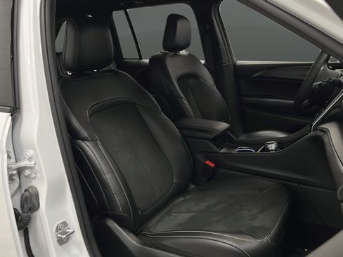 Used 2025 Jeep Grand Cherokee Altitude AWD/4WD image 24
