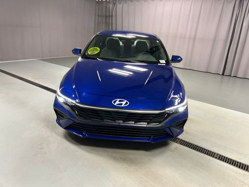 Used 2025 Hyundai Elantra SE image 2