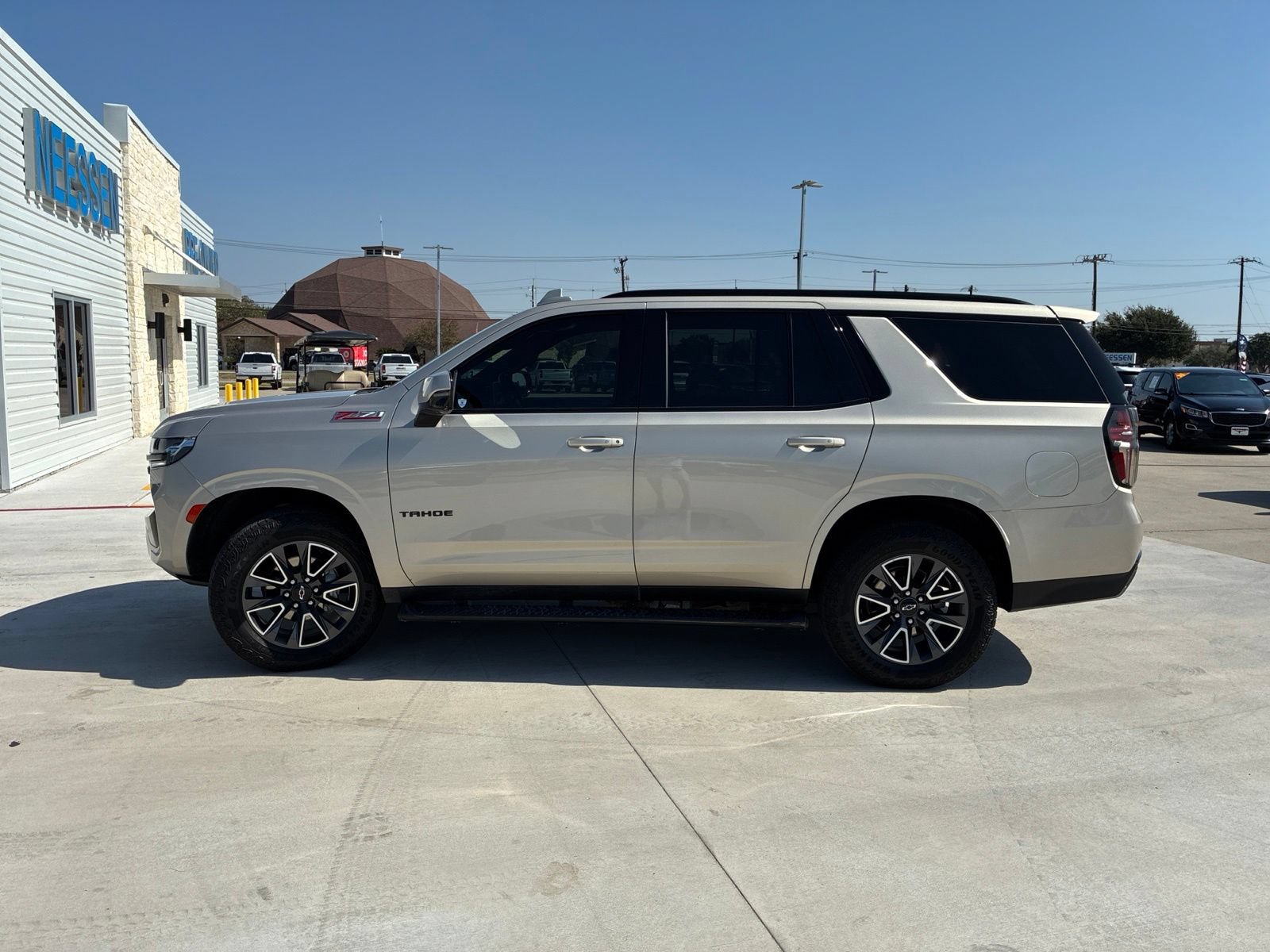 Used 2023 Chevrolet Tahoe Z71 w/ Luxury Package AWD/4WD image 4