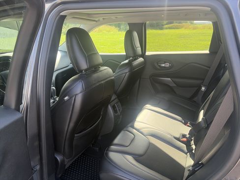 Used 2019 Jeep Cherokee Latitude Plus w/ Comfort/Convenience Group AWD/4WD image 20