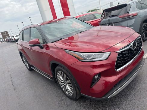 Used 2021 Toyota Highlander Platinum AWD/4WD image 2