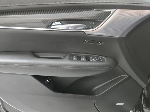 Used 2023 Cadillac XT6 Sport w/ LPO, ONYX Package image 24